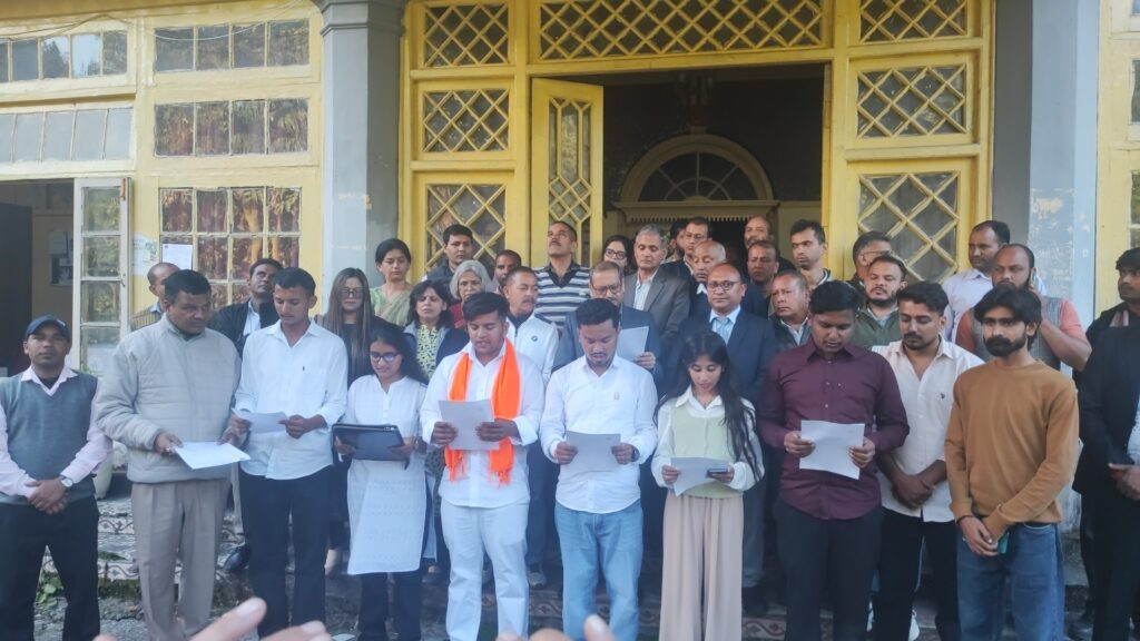 कुमाऊं विश्वविद्यालय छात्र संघ चुनाव में निर्विरोध जीते अध्यक्ष यतिन पांडे का स्वागत करते समर्थक