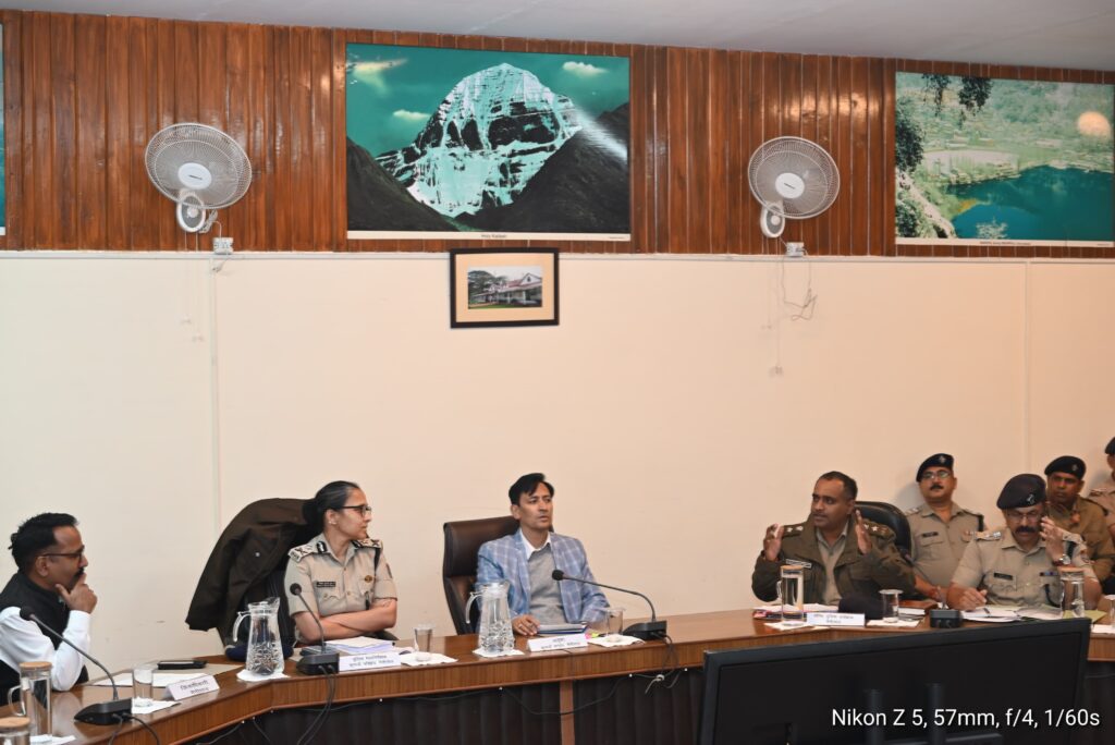 कुमाऊं कमिश्नर दीपक रावत कैंची धाम नैनीताल ट्रैफिक प्लान बैठक लेते हुए