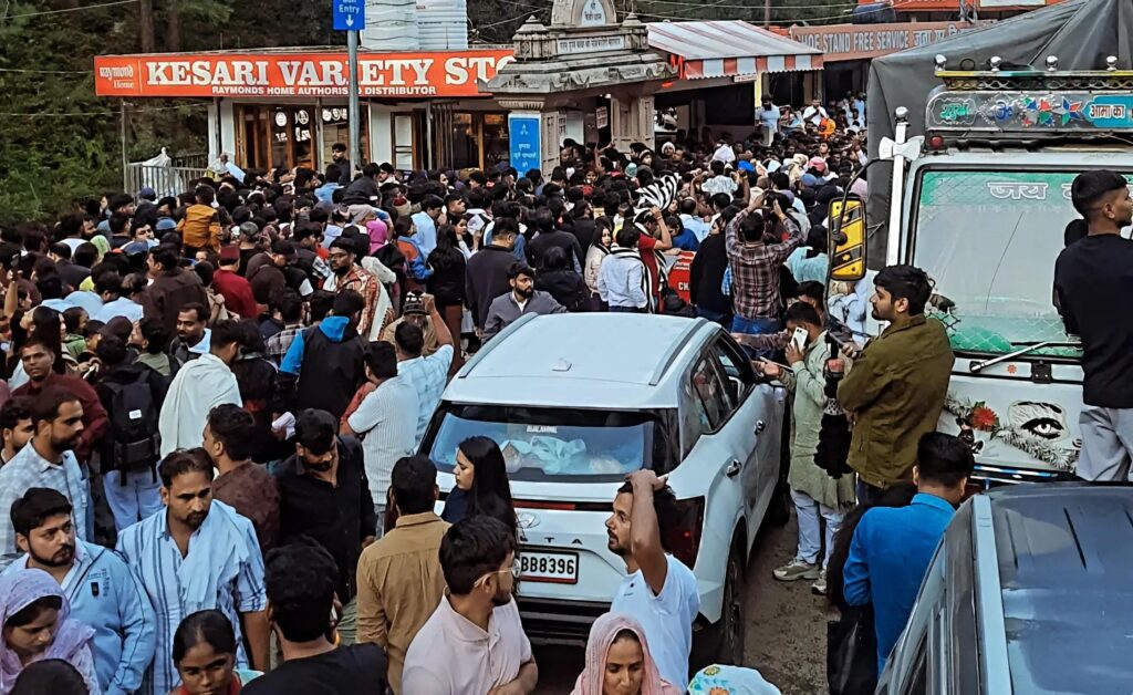 कैंची धाम में उमड़ा श्रद्धालुओं का जनसैलाब, बाबा नीब करोरी के दर्शन के लिए लगी लंबी कतारें