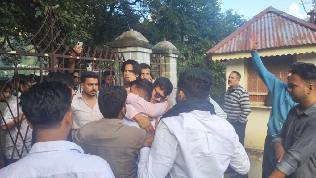वीडियो: नैनीताल SSP के एक ई-मेल से रुका चुनाव; ABVP और ‘काला झंडा’ संगठन में जीत के श्रेय की जंग